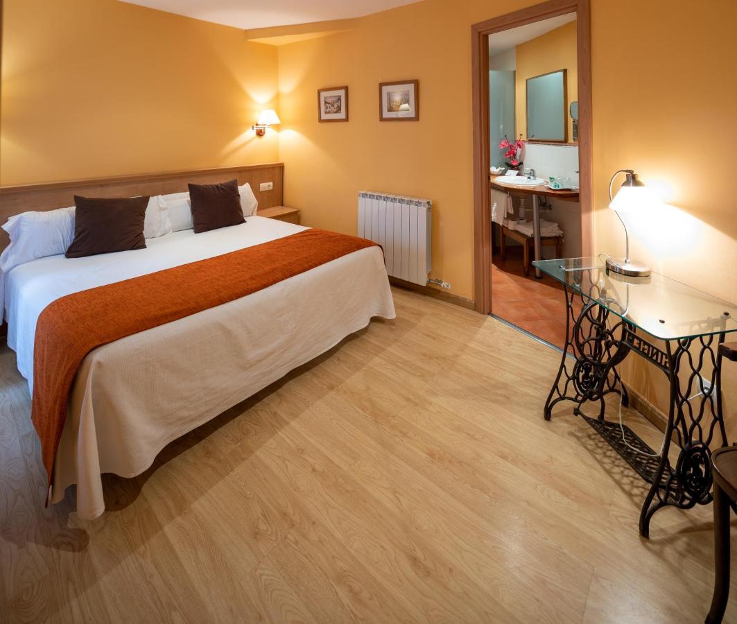 Hotel Ripoll Сант-Илари-Сакальм Экстерьер фото