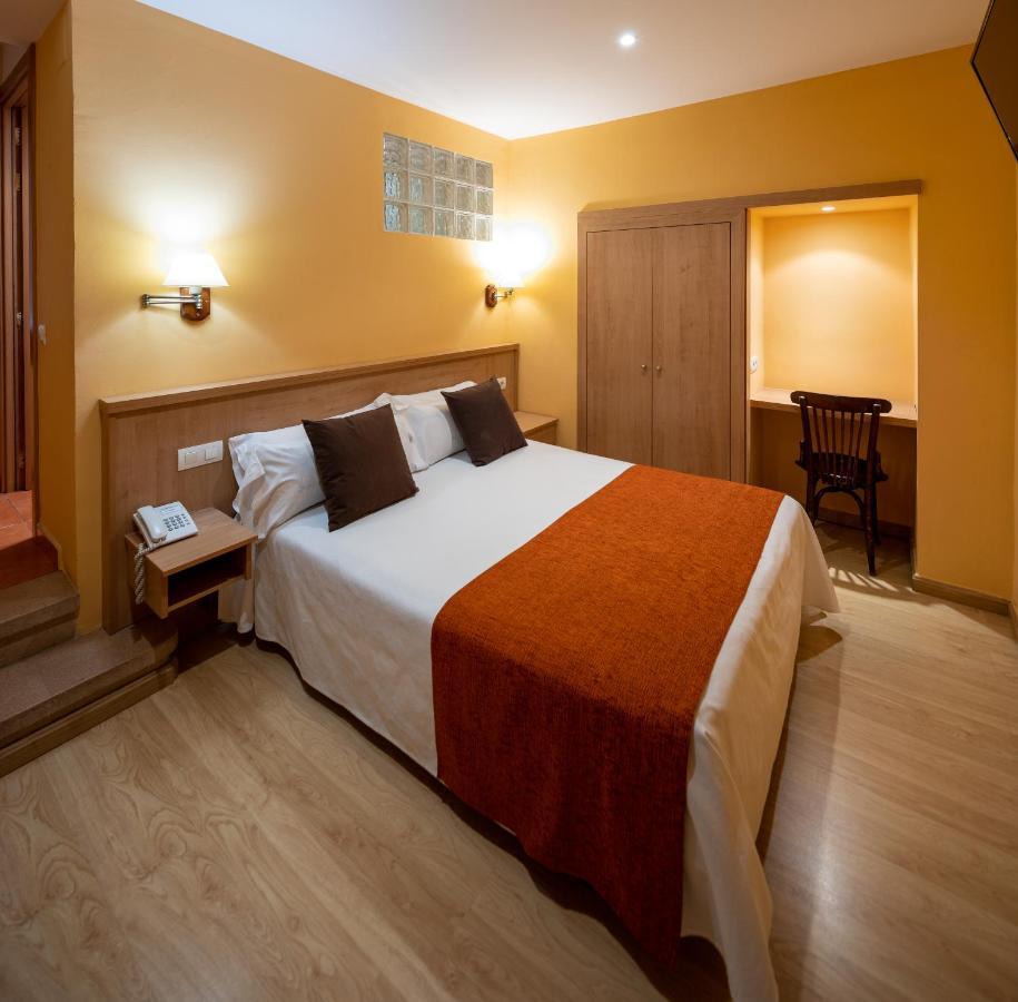 Hotel Ripoll Сант-Илари-Сакальм Экстерьер фото