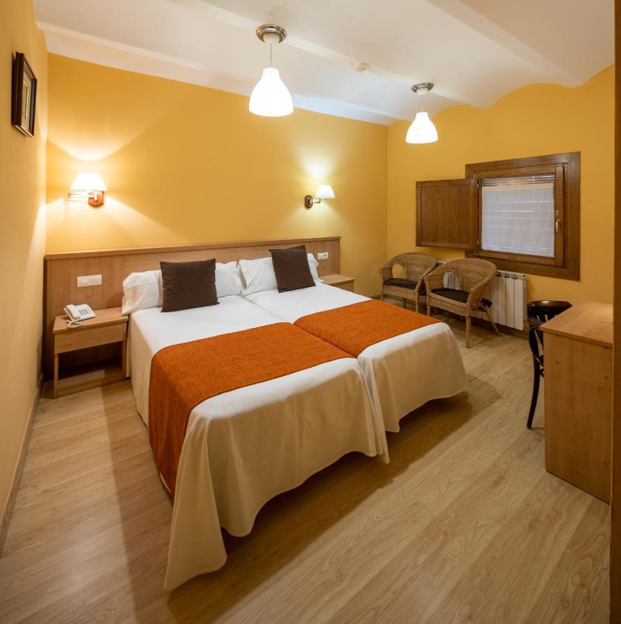 Hotel Ripoll Сант-Илари-Сакальм Экстерьер фото
