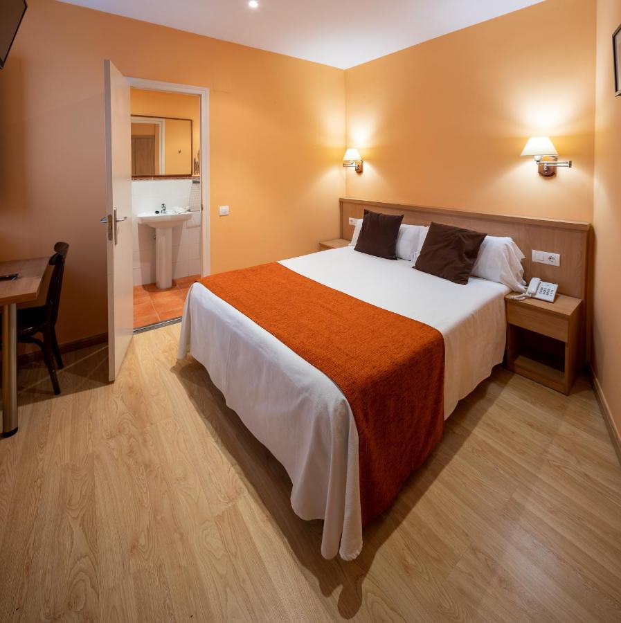 Hotel Ripoll Сант-Илари-Сакальм Экстерьер фото