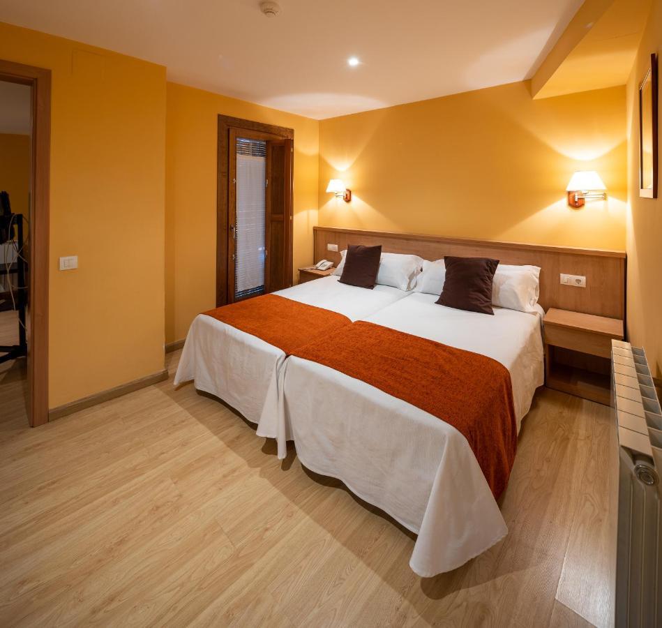 Hotel Ripoll Сант-Илари-Сакальм Экстерьер фото